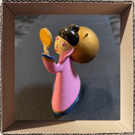 Lady with a mirror play figurine - Image 3