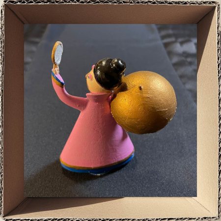Lady with a mirror play figurine - Image 4