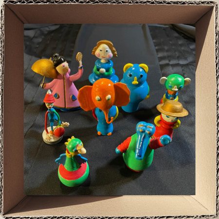 Lady with a mirror play figurine - Image 5